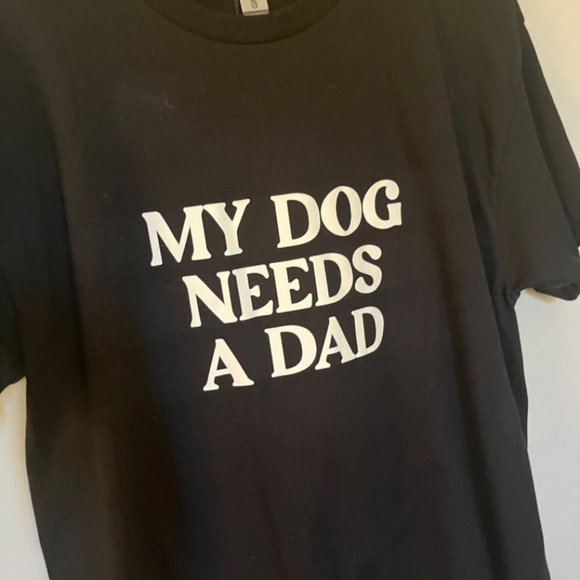 MY DOG NEEDS A DAD Tee - Gildan Large - Picture 1 of 8